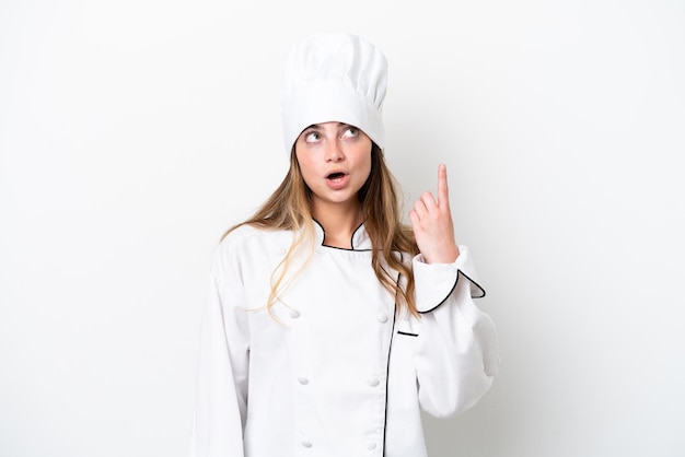 Photo jeune femme chef caucasienne isolée sur fond blanc en pensant à une idée pointant le doigt vers le haut