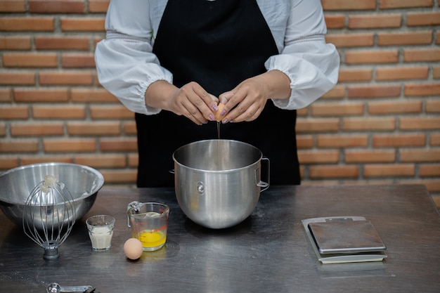 Jeune femme chef cuisson gâteau dans la cuisine