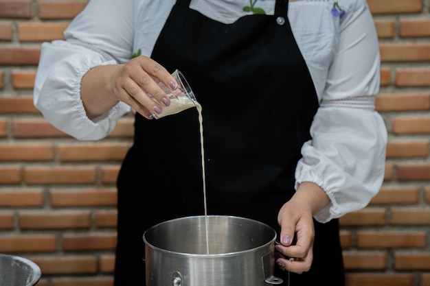 Photo jeune femme chef cuisson gâteau dans la cuisine