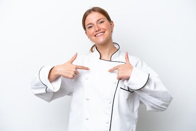 Jeune femme chef isolée sur fond blanc fière et satisfaite