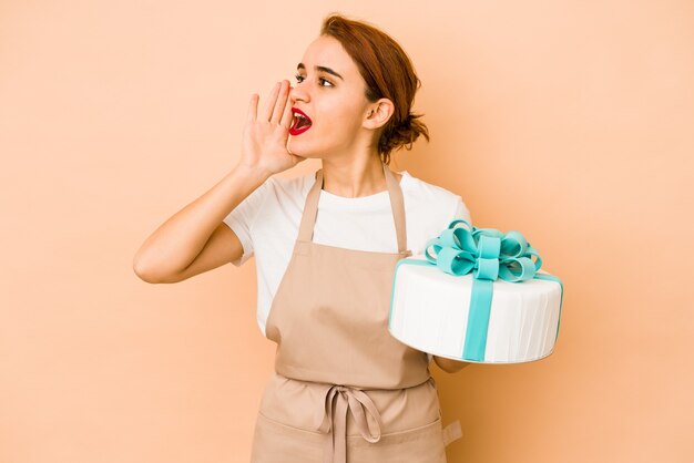 Photo jeune femme de chef pâtissier arabe maigre criant et tenant la paume près de la bouche ouverte.