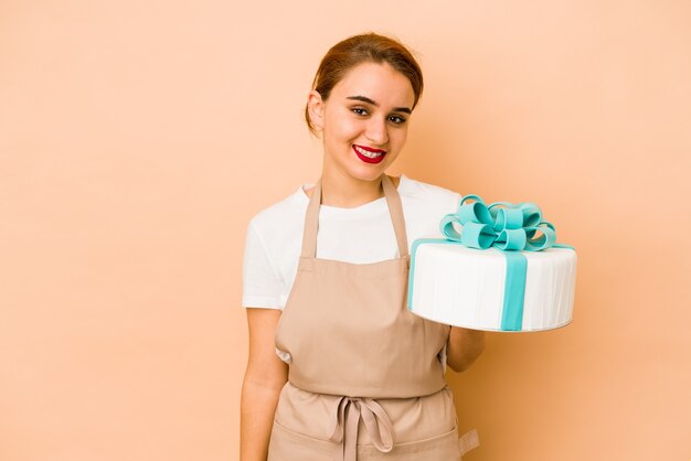 Jeune femme de chef pâtissier arabe maigre heureuse, souriante et joyeuse.