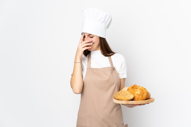 Jeune, femme, chef, uniforme, blanc, mur, rire