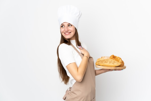 Jeune, femme, chef, uniforme, blanc, mur, rire