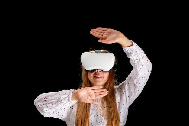 Jeune femme en chemise blanche et jeans portant un casque virtuel