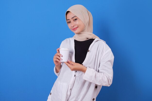 Jeune femme, à, chemise blanche, et, porter, voile, tenue, tasse café