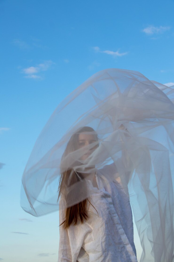 Photo jeune femme en chemise blanche avec le voile