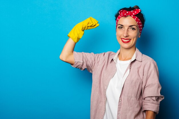 Jeune femme en chemise avec des gants de nettoyage