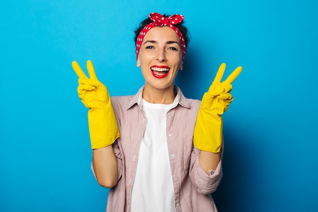 Jeune femme en chemise avec des gants de nettoyage