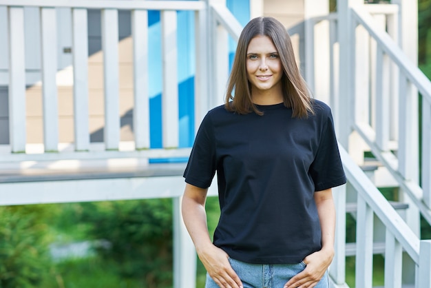 Jeune femme en chemise noire. photo de haute qualité