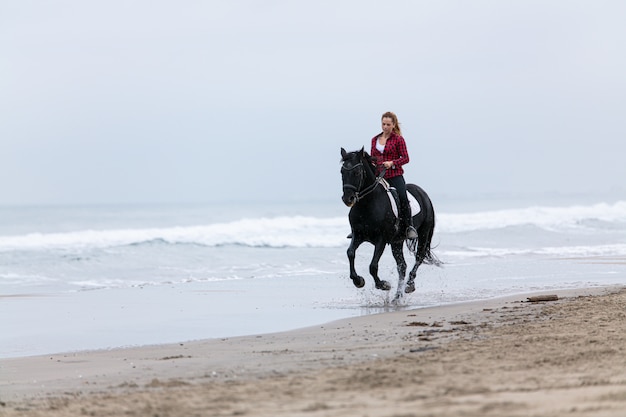 Jeune femme, sur, a, cheval, plage