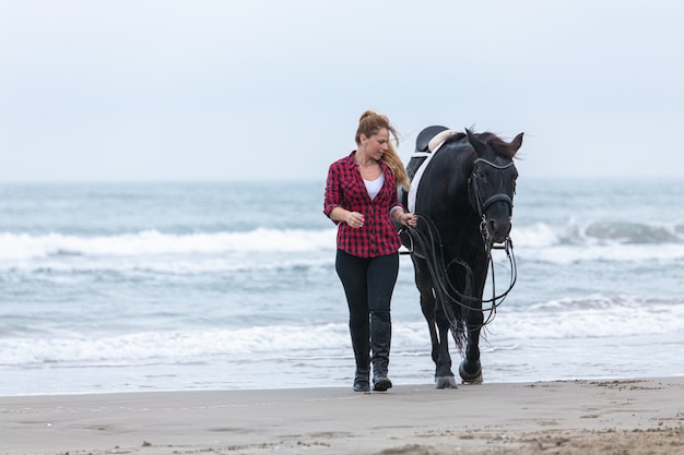 Jeune femme, sur, a, cheval, plage