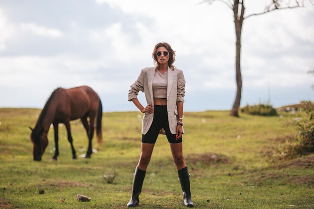 Jeune femme avec cheval sauvage à l'extérieur