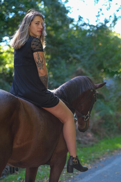 Photo jeune femme à cheval