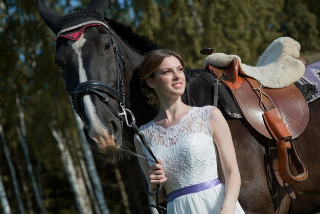 Photo une jeune femme avec un cheval.