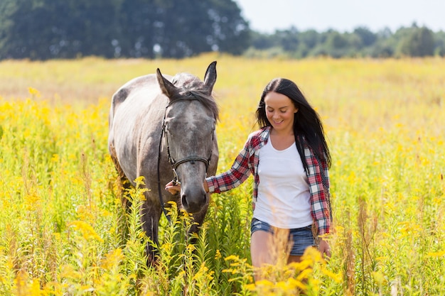 Photo jeune femme avec un cheval