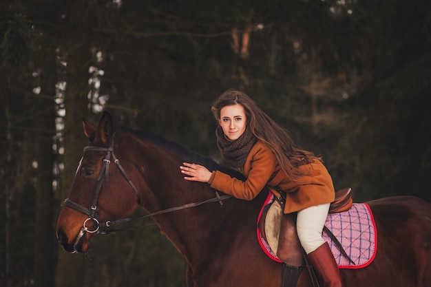 Jeune femme sur un cheval