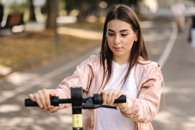 Jeune femme chevauchant un scooter électrique sur un concept de transport écologique de réunion attrayant