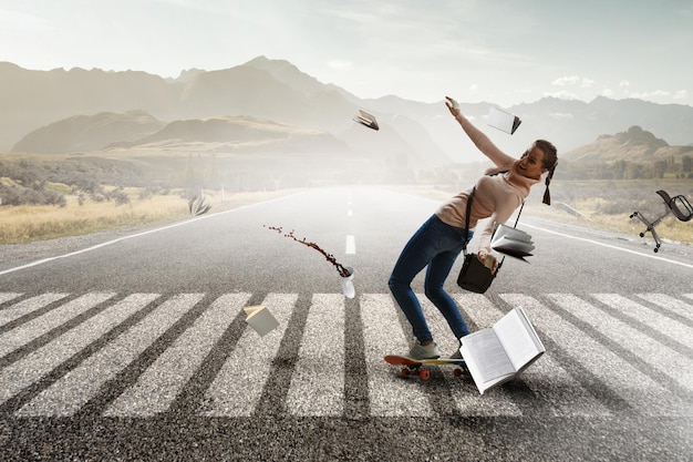 Jeune femme chevauchant son skateboard. Technique mixte