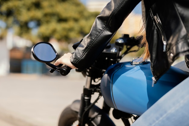 Photo jeune femme chevauche une moto