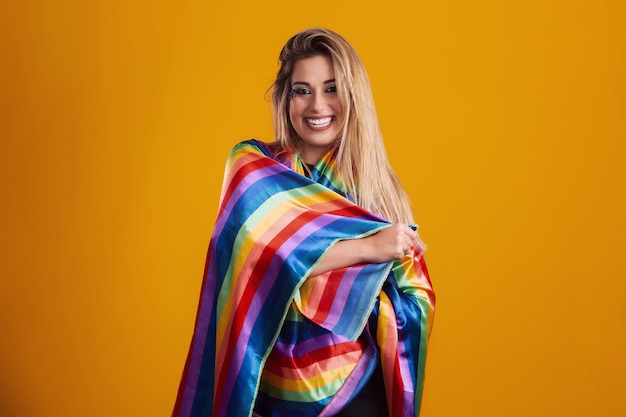 Jeune femme cheveux blonds en costume profitant de la partie de carnaval couvrant avec t-shirt fierté lgbt. Seul. Un. Drapeau LGBT. Symbole LGBT +.