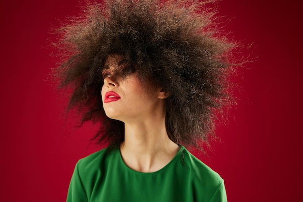 jeune femme, à, cheveux bouclés, grimace, poser, émotion, studio, modèle, inchangé