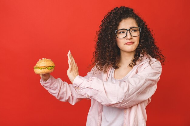 Jeune femme, à, cheveux bouclés, tenue, hamburger