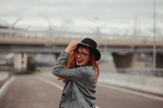 jeune femme, à, cheveux rouges, rire, à, bretelles