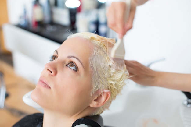 Jeune femme chez le coiffeur