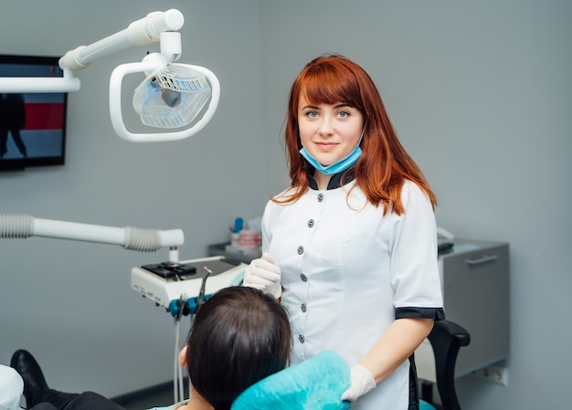 Jeune femme chez dentiste