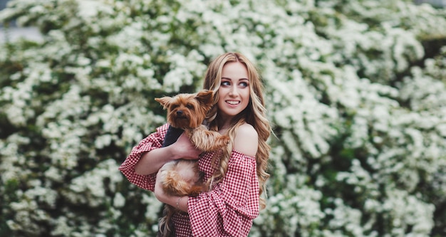 Jeune femme avec chien dans parc