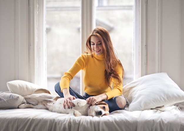 Jeune femme avec un chien