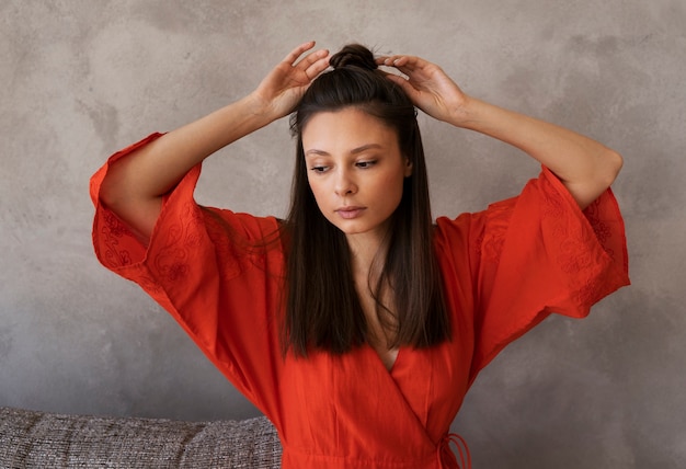 Photo jeune femme avec un chignon désordonné