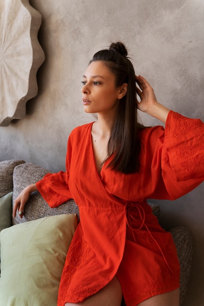 Photo jeune femme avec un chignon désordonné