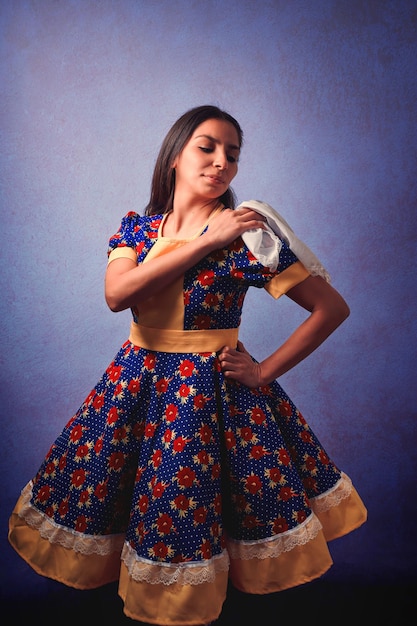 Jeune femme chilienne avec une robe nationale ou un costume folklorique pour célébrer le portrait des fêtes nationales