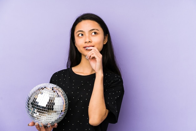 Jeune femme chinoise avec boule disco