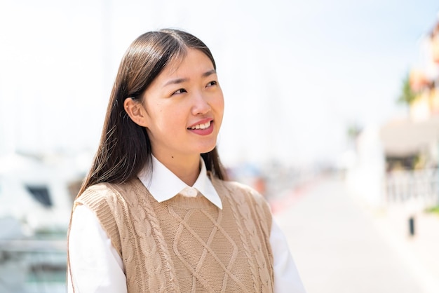 Jeune femme chinoise à l'extérieur Portrait