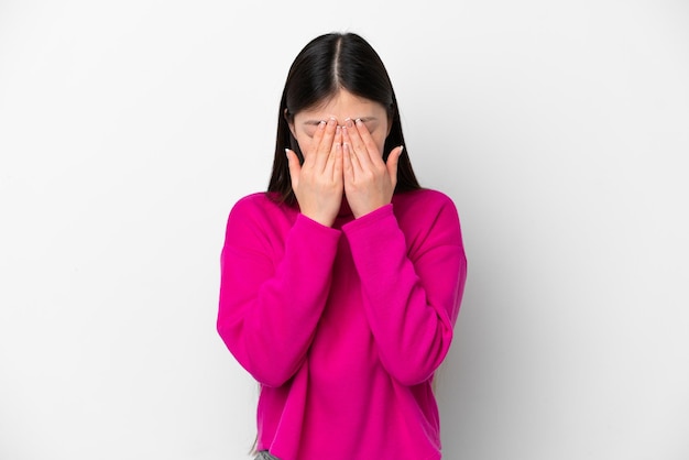 Jeune femme chinoise isolée sur fond blanc avec une expression fatiguée et malade