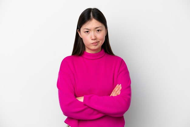 Jeune femme chinoise isolée sur fond blanc avec une expression malheureuse