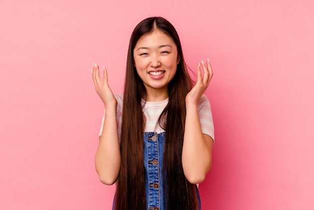 Jeune femme chinoise isolée sur fond rose joyeux rire beaucoup. Concept de bonheur.