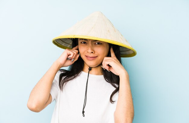 Jeune femme chinoise portant un chapeau vietnamien ayant une bonne idée