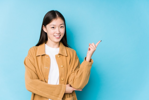 Jeune femme chinoise posant