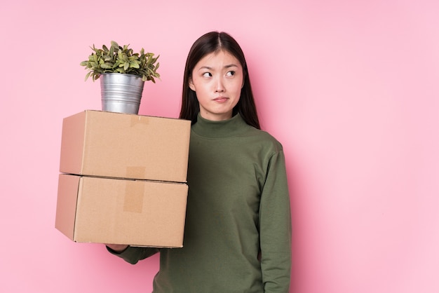 Jeune femme chinoise tenant des boîtes