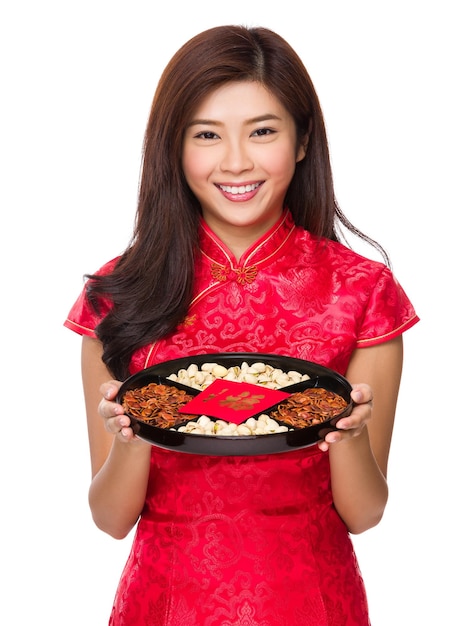 Jeune femme chinoise tenir avec plateau snack