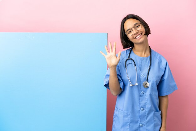 Jeune femme chirurgien métisse avec une grande bannière sur fond isolé comptant cinq avec les doigts