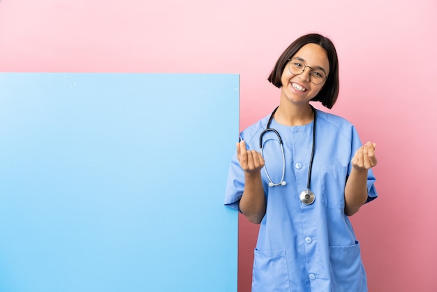 Jeune femme chirurgien métisse avec une grande bannière sur fond isolé faisant un geste d'argent