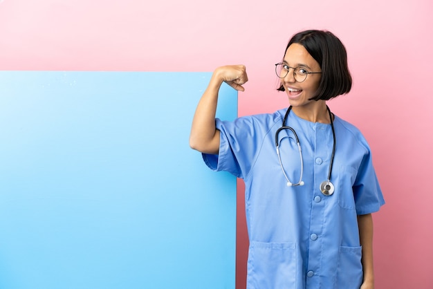 Jeune femme chirurgien métisse avec une grande bannière sur fond isolé faisant un geste fort