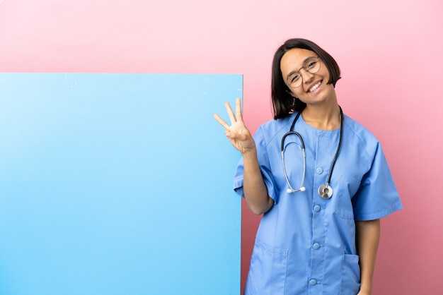 Jeune femme chirurgien métisse avec une grande bannière sur fond isolé heureux et comptant trois avec les doigts