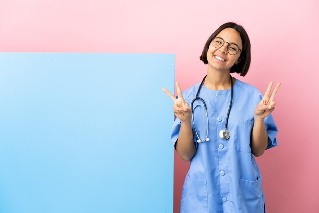 Jeune femme de chirurgien métisse avec une grande bannière sur fond isolé montrant signe ok avec deux mains