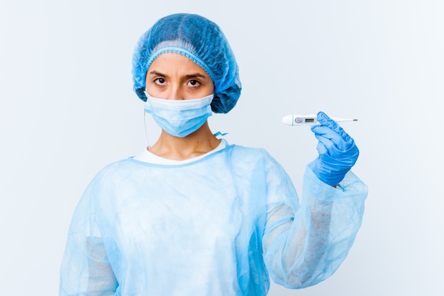 Jeune femme de chirurgien de race mixte tenant un thermomètre isolé